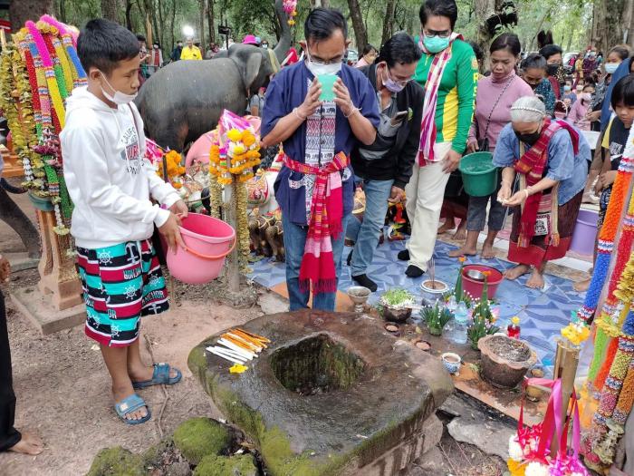 บุญประเพณีสรงน้ำพระแท่น ปี 2565