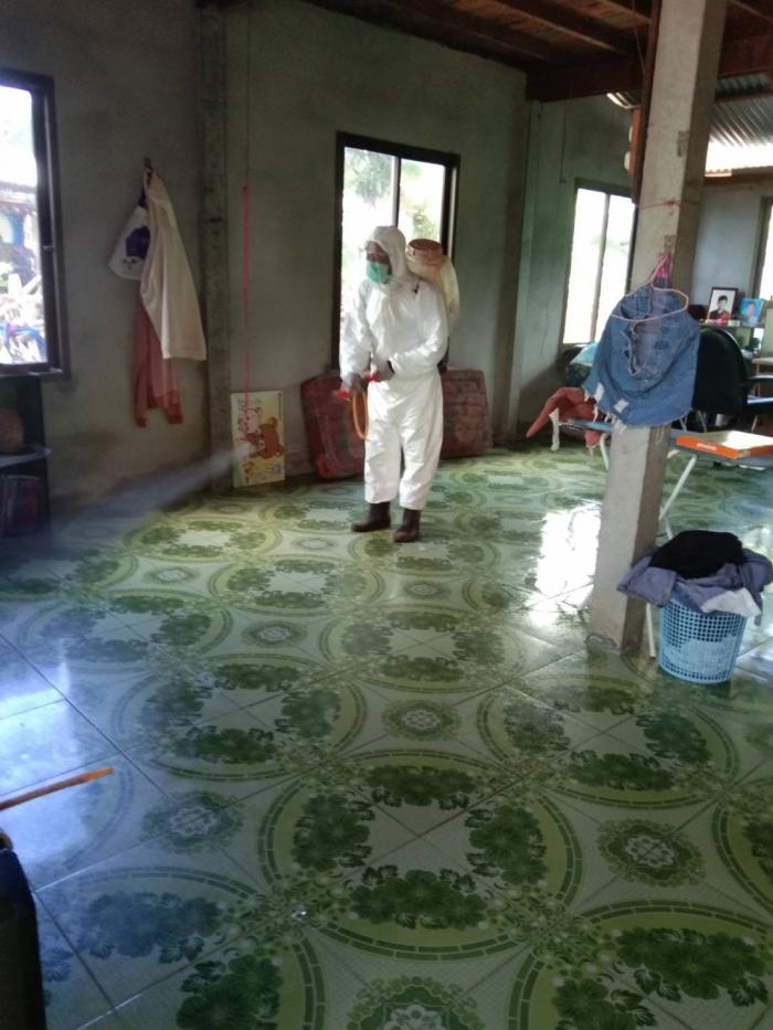ลงพื้นที่ดำเนินการฉีดพ่นน้ำยาฆ่าเชื้อโรคเพื่อป้องกันการแพร่ระบาดของโรคโควิด 19  ในพื้นที่