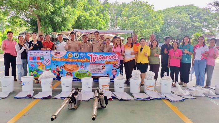 กิจกรรมอบรมให้ความรู้โรคไข้เลือดออก การมอบป้ายประชาสัมพันธ์และทรายอะเบท 