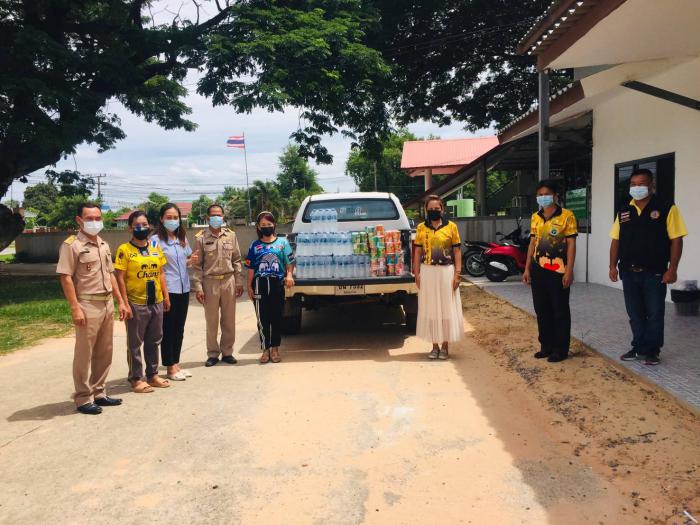 องค์การบริหารส่วนตำบลเหล่า มอบถุงยังชีพให้ผู้ป่วยกักตัว โควิด-19 ณ ศูนย์พักค่อยตำบลเหล่า