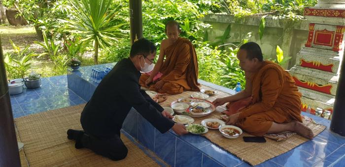 ศูนย์พัฒนาเด็กเล็กองค์การบริหารส่วนตำบลเหล่าร่วมทำบุญเลี้ยงพระเพลเพื่อเป็นการแสดงความเสียใจ และไว้อาลัยให้กับเด็กเล็กที่เสียชีวิ