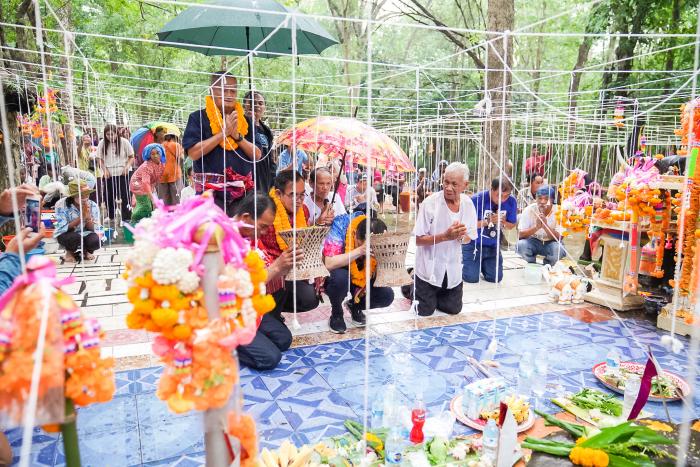 พิธีสรงน้ำพระแท่น ในงานประเพณีสรงน้ำอ...